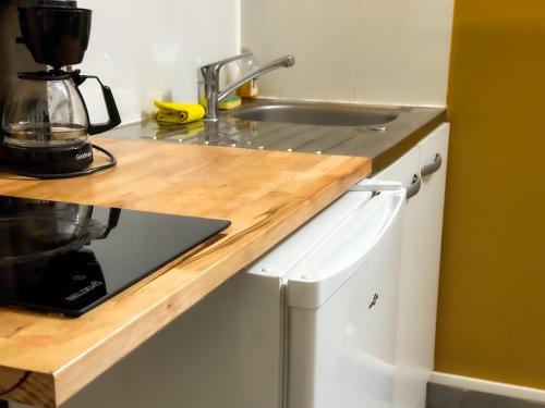 une cuisine avec un évier et un plan de travail dans l'établissement Studio TK2 - Centre-Ville Meaux - Proche Disneyland, à Meaux