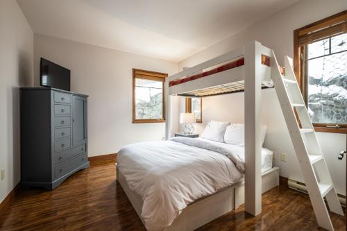 Ένα ή περισσότερα κρεβάτια σε δωμάτιο στο Stunning Views Cozy Comfort - Altitude 170-5