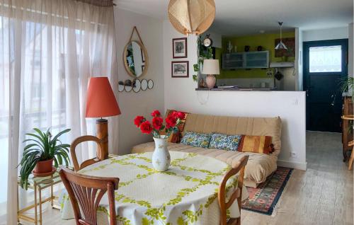 un salon avec une table et un canapé dans l'établissement Nice Apartment In Saint-Malo With Wifi, à Saint-Malo