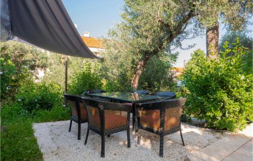 Beautiful Apartment In Makarska