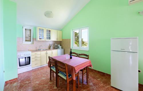 Η κουζίνα ή μικρή κουζίνα στο 2 Bedroom Cozy Apartment In Ugljan