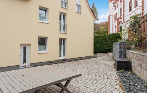 einem Picknicktisch aus Holz vor einem Gebäude in der Unterkunft Suite Am Bleek Eg in Wernigerode