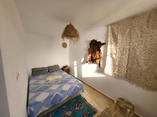 une chambre avec un lit et une fenêtre dans l'établissement The Trizit, à Taghazout