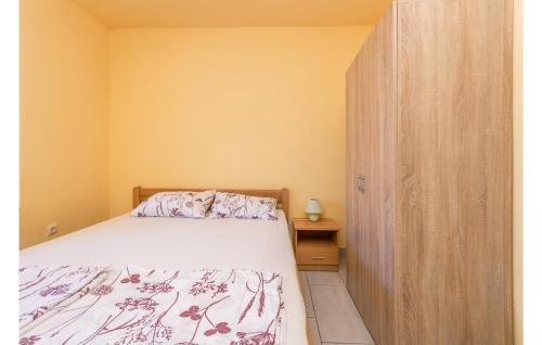a bedroom with a bed and a wooden cabinet at Awesome Apartment In Kakma With Wifi in Kakma