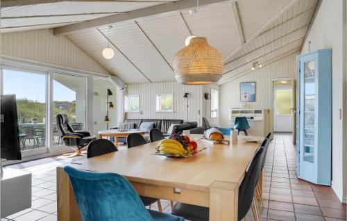 Η κουζίνα ή μικρή κουζίνα στο Beautiful Home In Thisted With Sauna