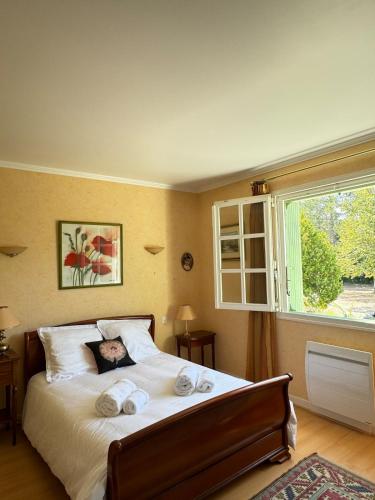 une chambre avec un lit avec des serviettes dessus dans l'établissement Grande maison avec jardin et son accès privé à la rivière Drôme, à Mirabel-et-Blacons