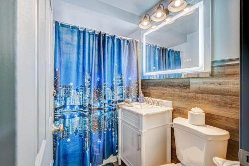 Ένα μπάνιο στο Modern 2 BR Elmwood Park Condo