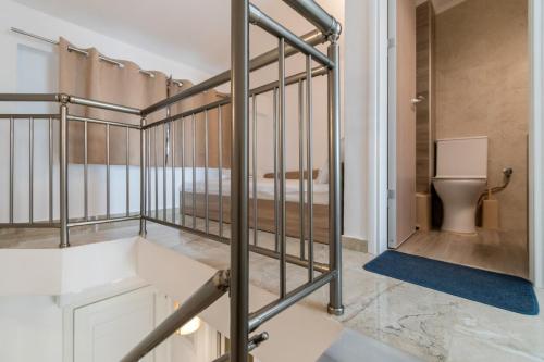 ニキティにあるOASIS luxury apartments and rooms nikitiのバスルーム(バスタブ、トイレ付)