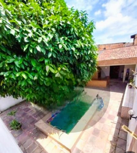 an overhead view of a swimming pool in front of a house at Imóvel COP30 - Próximo parque da Cidade in Belém
