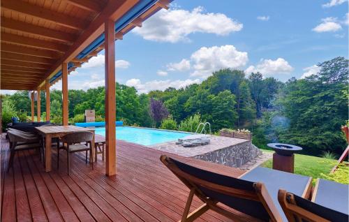 una terrazza con piscina, tavolo e sedie di Nice Home In Rakov Potok With Wifi a Rakov Potok