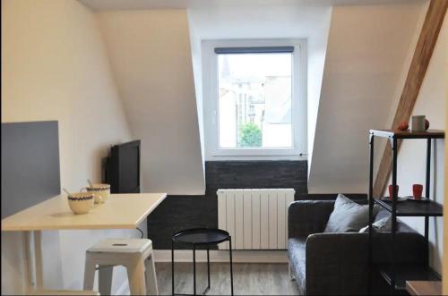 un salon avec un canapé et une table dans l'établissement Studio T2 vacances, à Marseille