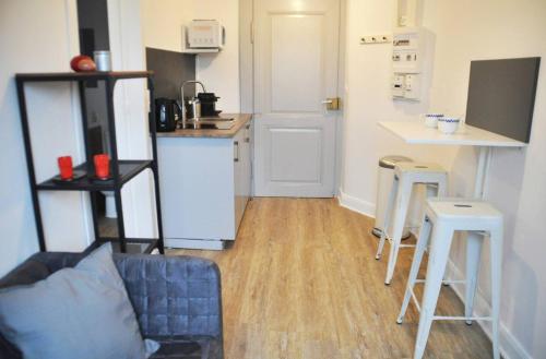 un salon avec un canapé et une cuisine dans l'établissement Studio T2 vacances, à Marseille