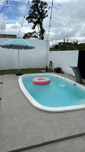 Kolam renang di atau dekat dengan Casa Sofisticada com Piscina