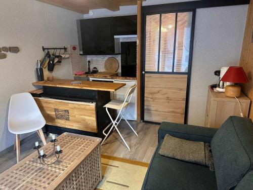 Studio confortable avec grande terrasse ensoleillée, proche commerces et téléphérique. - FR-1-464-2