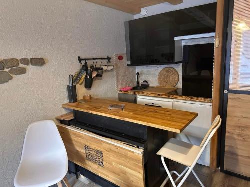 - une cuisine avec un comptoir en bois et un évier dans l'établissement Studio confortable avec grande terrasse ensoleillée, proche commerces et téléphérique. - FR-1-464-2, à Pralognan-la-Vanoise