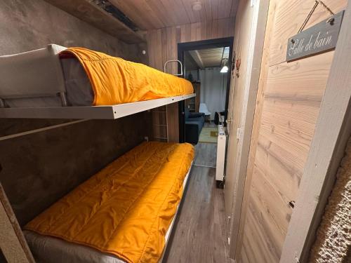 Cette petite chambre comprend un lit dans une caravane. dans l'établissement Studio confortable avec grande terrasse ensoleillée, proche commerces et téléphérique. - FR-1-464-2, à Pralognan-la-Vanoise