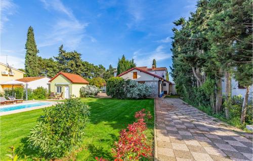 Vonkajšia záhrada v ubytovaní Three-Bedroom Holiday Home In Premantura
