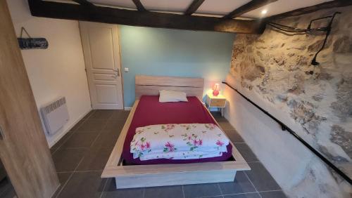 une chambre avec un lit dans une pièce dans l'établissement Perle de Causse, à Blars