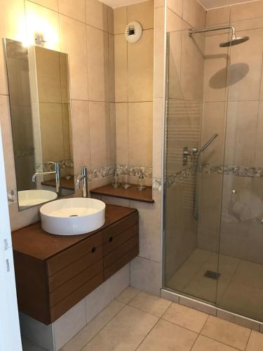 une salle de bain avec un lavabo et une douche dans l'établissement Espace et confort à Porquerolles, à Hyères