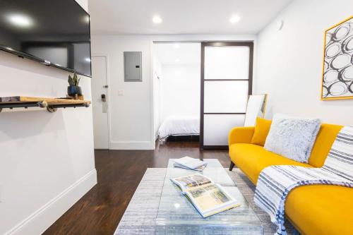 Χώρος καθιστικού στο 69-4C Brand New Holiday Haven Prime Lower East Side 1BR Apt