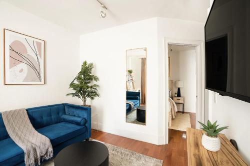 Μια τηλεόραση ή/και κέντρο ψυχαγωγίας στο 69-4D Trendy Lower East Side 1Br Brand New