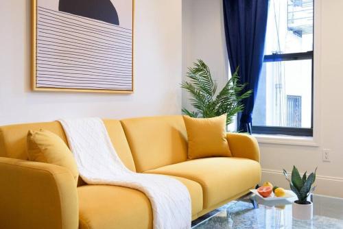 O zonă de relaxare la 69-5A Celebrate the Season Modern Lower East Side 1BR Apt