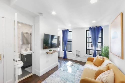 Μια τηλεόραση ή/και κέντρο ψυχαγωγίας στο 69-5B I Stylish Lower East Side 1BR Apt