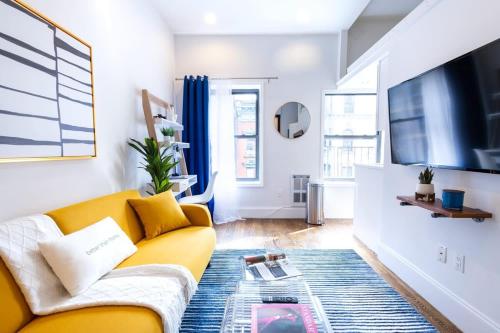 O zonă de relaxare la 69-5C Festive Comfort Brand New 1BR Lower East Side Christmas Ready