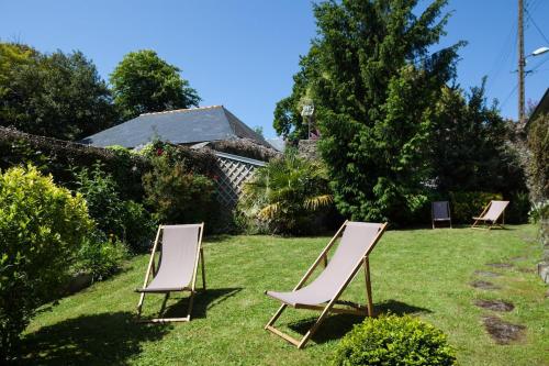 deux chaises assises dans l'herbe dans une cour dans l'établissement La Galissonnière, à Saint-Malo