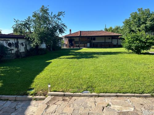 a yard of a house with a large lawn at Entheos in Vŭrben