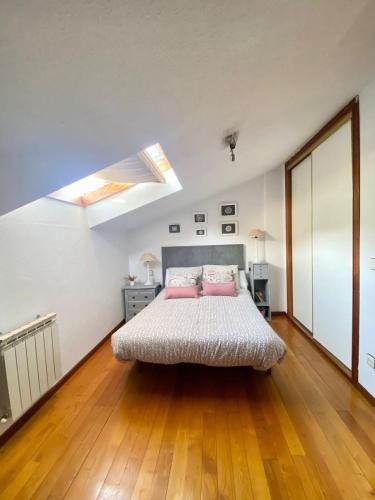 Katil atau katil-katil dalam bilik di Apartamento duplex en Ojedo