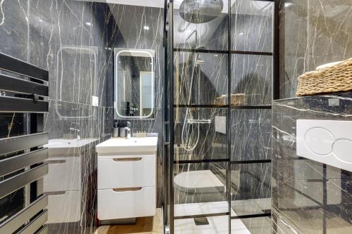 Ένα μπάνιο στο Studio chic luxe et cosy 2 à 4 personnes Proche de Paris