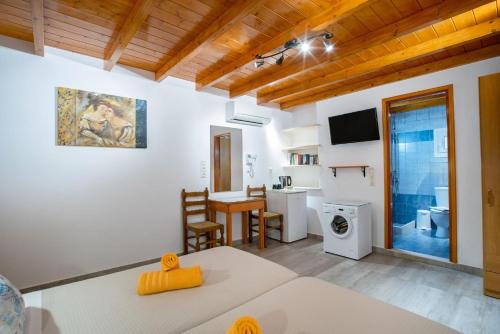 Third floor with sea view Double or twin room with private terrace