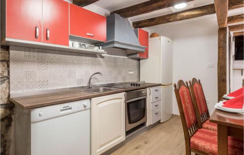 Kuchyň nebo kuchyňský kout v ubytování 2 Bedroom Cozy Home In Jurdani