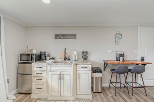Kuchyň nebo kuchyňský kout v ubytování Adorable Clare Guest Suite!