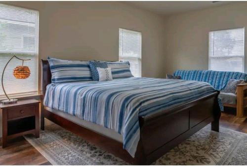 Ένα ή περισσότερα κρεβάτια σε δωμάτιο στο Walking Distance To Downtown 2bd 2ba house in Paso Robles
