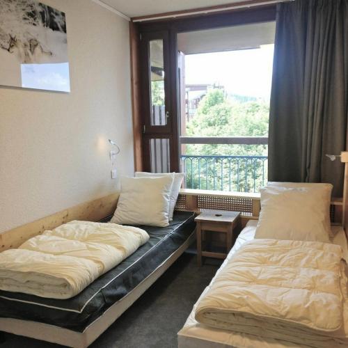 - une chambre avec deux lits en face d'une fenêtre dans l'établissement Résidence Nova 1 - Appartement 2 pièces 6 personnes proche des pistes MAE-7494, à Arc 1800