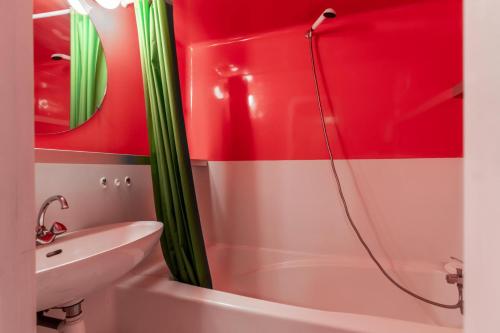 La salle de bains rouge est pourvue d'une douche et d'un lavabo. dans l'établissement Résidence Nova 1 - Appartement 2 pièces 6 personnes proche des pistes MAE-7494, à Arc 1800