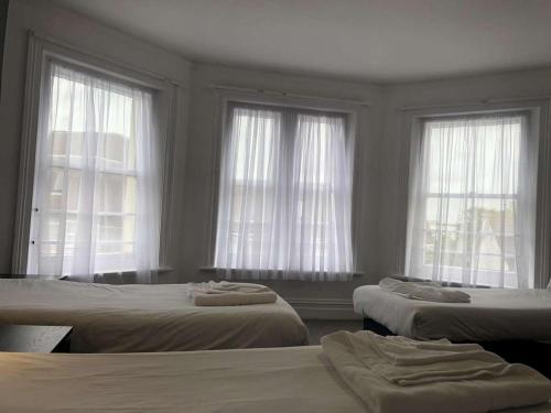 Katil atau katil-katil dalam bilik di Crystal Beach Hotel