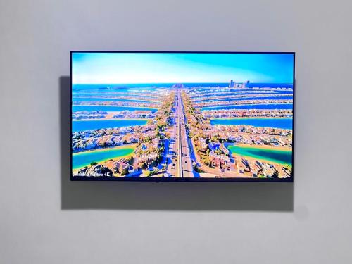 モンバサにあるBstan Airport Studio Apartmentの壁に掛けられた薄型テレビ