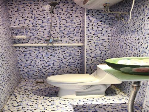 P.Loft Youth Hostel في بكين: حمام مع مرحاض ومغسلة