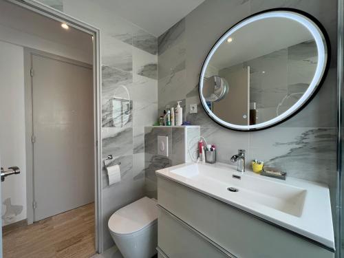 une salle de bain avec un lavabo et un miroir dans l'établissement Sea view, top floor facing Port Canto in Palm Beach, à Cannes