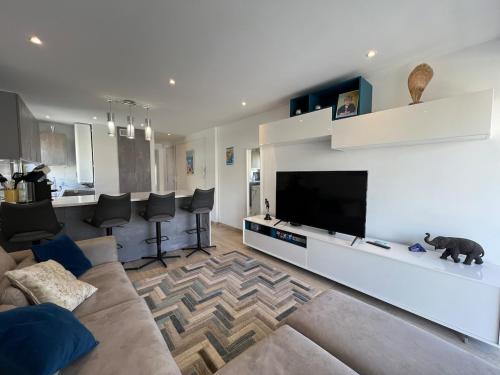 Sea view, top floor facing Port Canto in Palm Beach