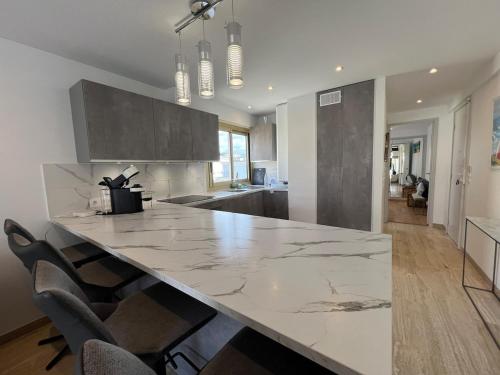 Sea view, top floor facing Port Canto in Palm Beach