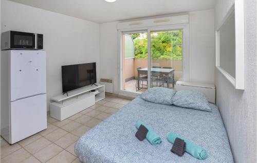 une chambre avec un lit avec deux oreillers dessus dans l'établissement Amazing Apartment In Menton With Wifi, à Menton