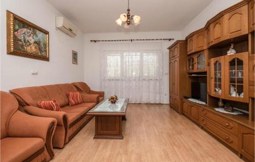 Three-Bedroom Apartment In Makarska