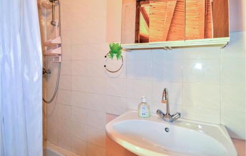 Stunning Home In Laudun L Ardoiseにあるバスルーム