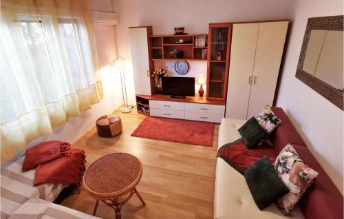 un soggiorno con un divano e un tavolo di Two-Bedroom Holiday Home In Pula a Pola (Pula)