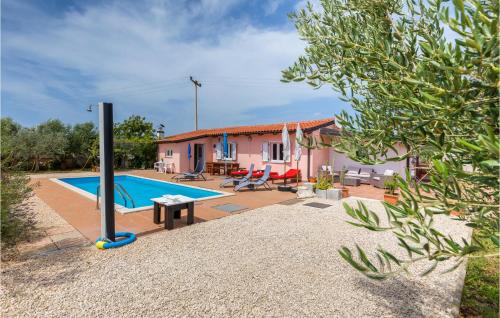 willa z basenem i domem w obiekcie Amazing Home In Rovinj With Kitchen w Rovinj