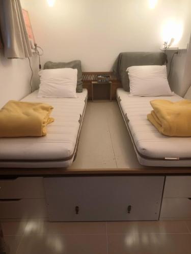 - 2 lits installés sur une table dans une pièce dans l'établissement Bel appartement vue mer, à Palavas-les-Flots